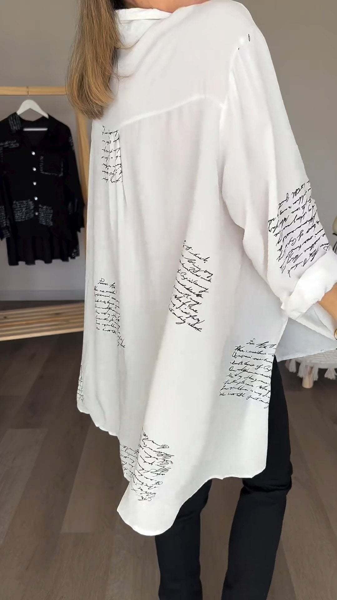 Callista – Chemise Noire à Écriture Blanche