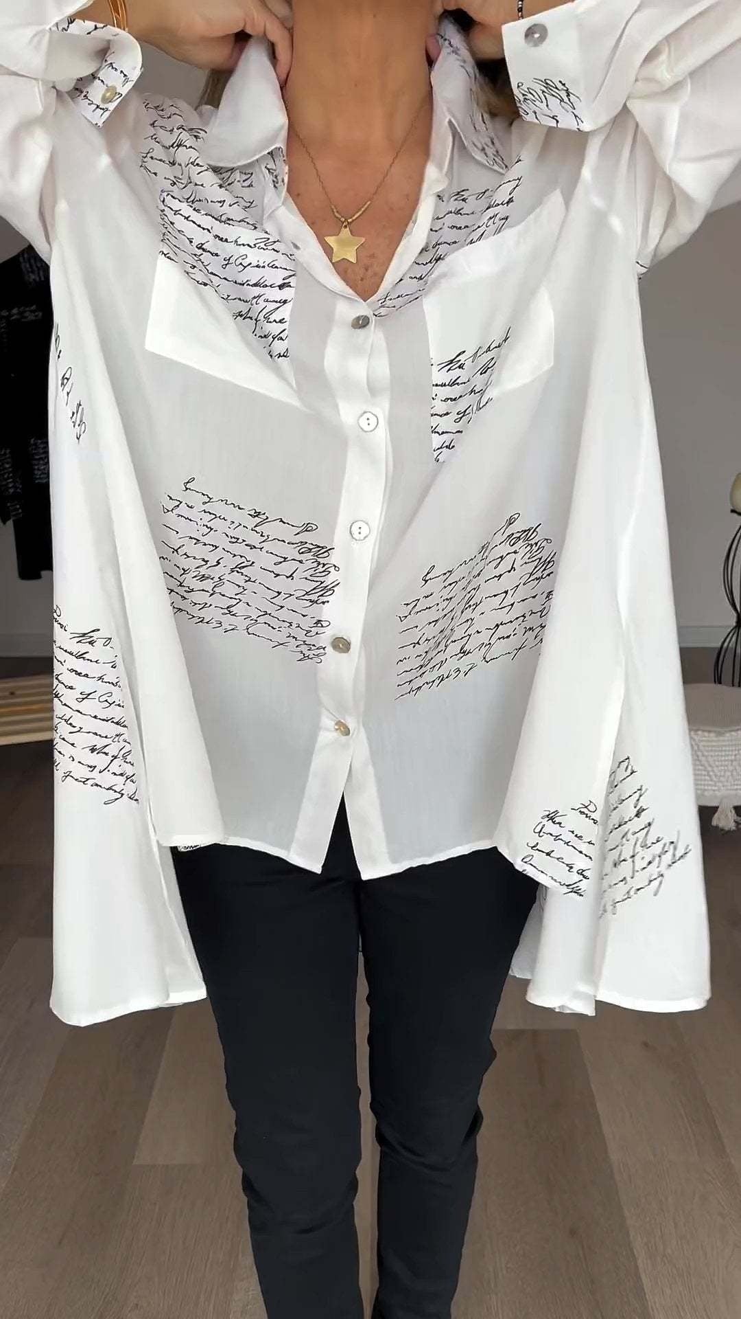 Callista – Chemise Noire à Écriture Blanche