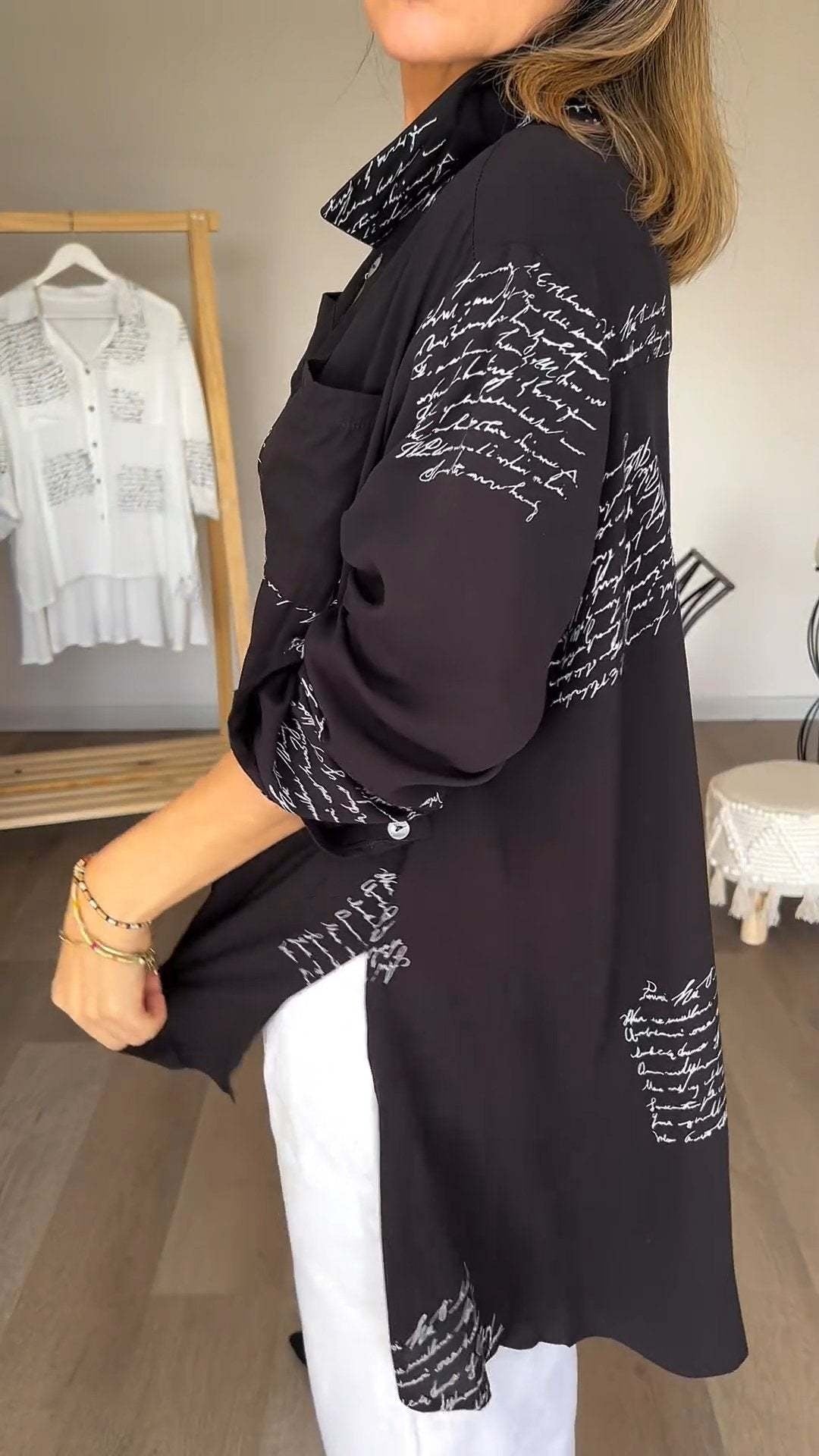 Callista – Chemise Noire à Écriture Blanche